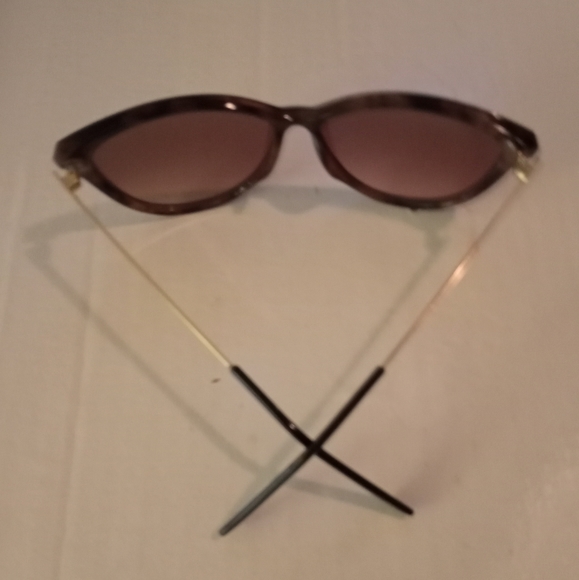 Beautiful Kat Eye Brown & Gold Sunglasses 🕶 - Picture 6 of 6